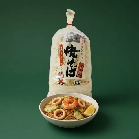 Salt-seasoned yakisoba with squid, prawn and lemon in front of a Tokyo yakisoba pack